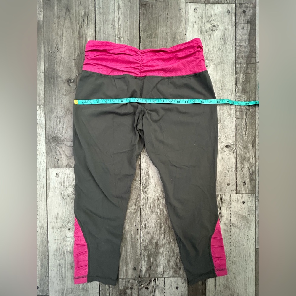 Patagonia Capri Yoga/ Athletic Legging Size Medium in Grey with Pink
